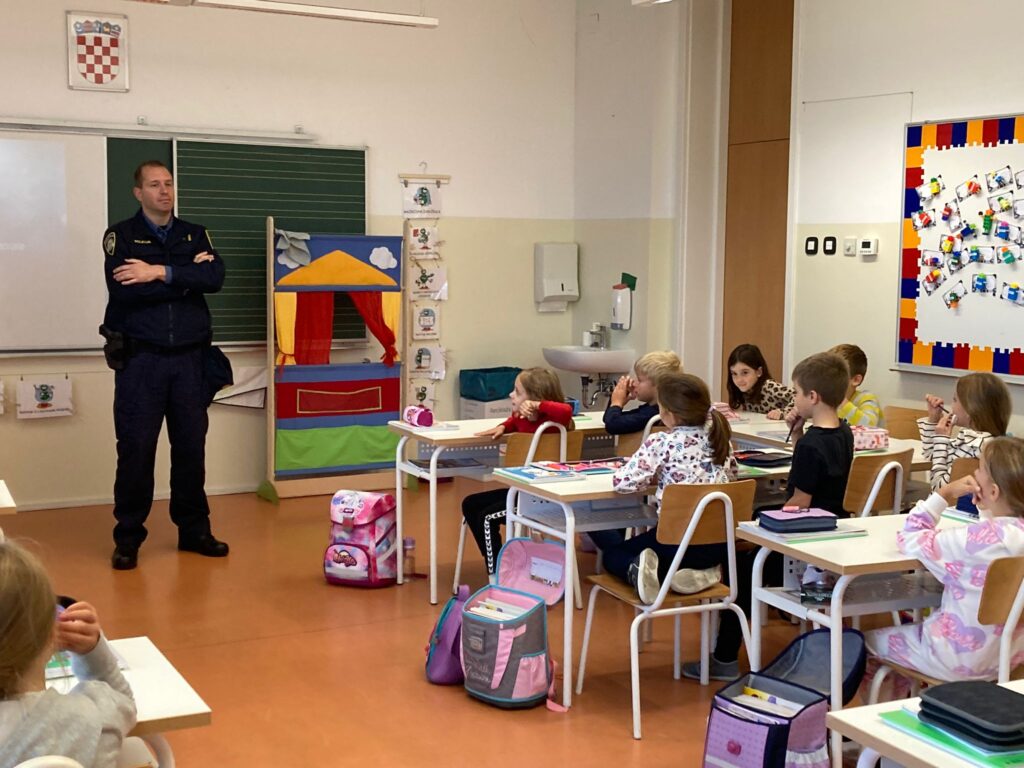 Kvartovski policajac s našim prvašićima IMG 20231018 WA0006 1024x768